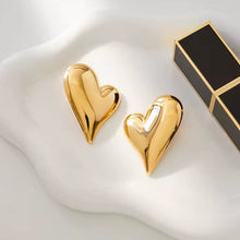 Cargar imagen en el visor de la galería, STUDS CORAZONES GRANDES

