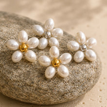 Cargar imagen en el visor de la galería, STUDS FLORES PERLAS
