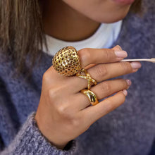 Cargar imagen en el visor de la galería, ANILLO GRANDE TEXTURIZADO
