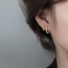 Cargar imagen en el visor de la galería, HOOPS ZIRCONES DORADOS
