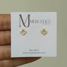 Cargar imagen en el visor de la galería, STUDS FLORECITAS
