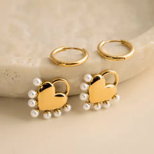 Cargar imagen en el visor de la galería, CORAZONES PERLAS COLGANTES
