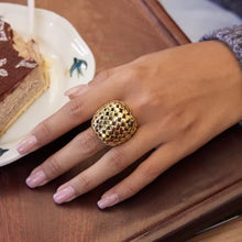 Cargar imagen en el visor de la galería, ANILLO GRANDE TEXTURIZADO
