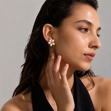 Cargar imagen en el visor de la galería, STUDS FLORES PERLAS
